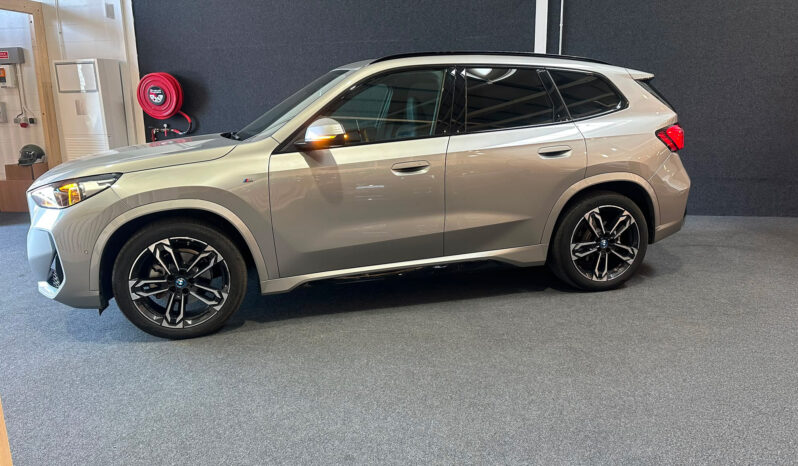 
								BMW iX1 eDrive20 Pack Desportivo M total									